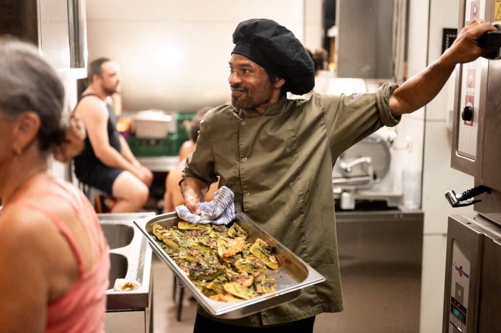 Holistisch chef Conan maakt festivalkeukens biologisch, gezond en plantaardig